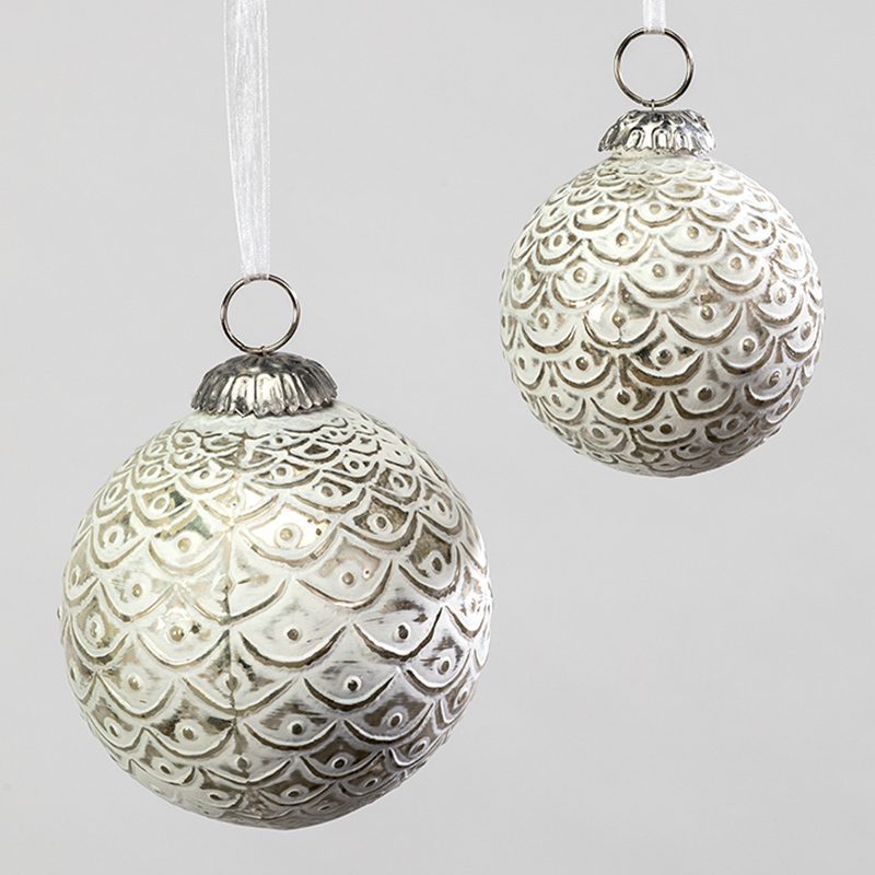 Grace your tree with the timeless elegance of our White/Silver Christmas Bauble. This exquisite ornament features an intricately crafted delicate scallop design.