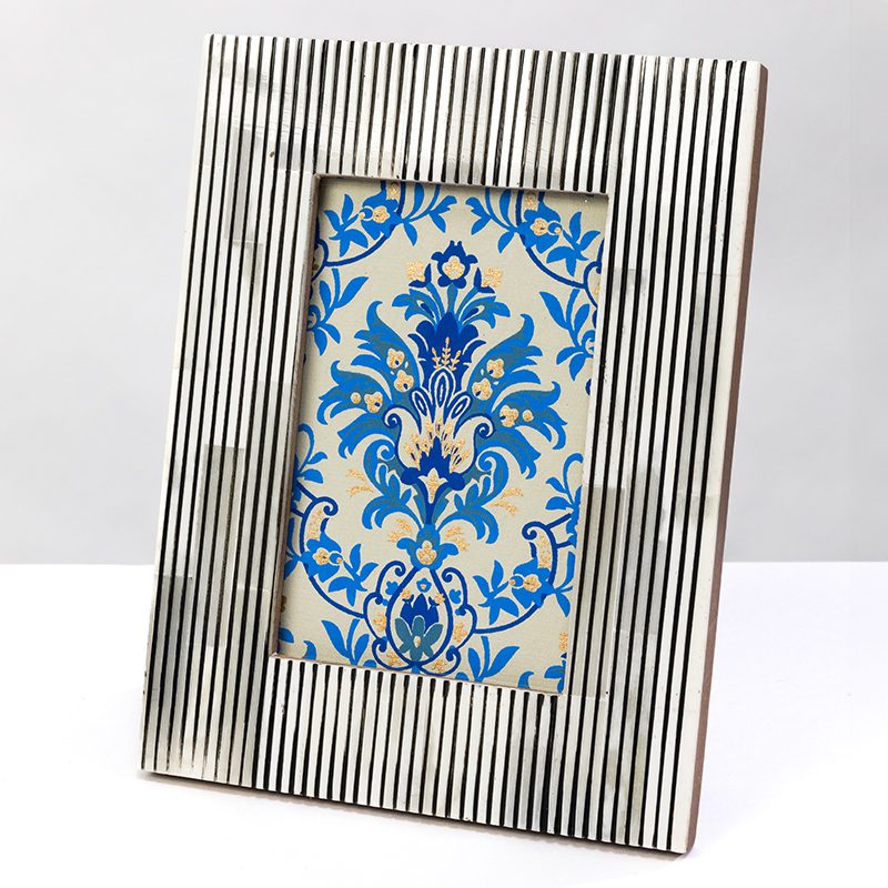 A black and white striped photo frame is a classic design.